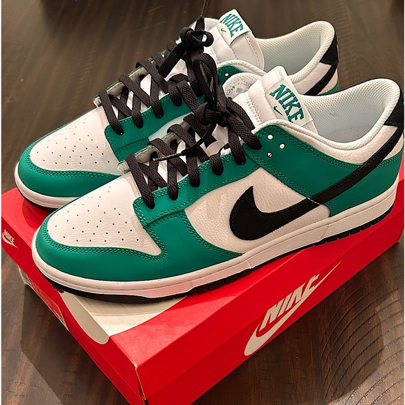 The Nike Dunk Low in 'Stadium Green' - Picture 1 of 8